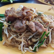 แมนโร่ผัดหมี่โคราชเจ้าเก่าดั้งเดิมหน้าวัดสระแก้ว