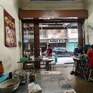 อาเนี้ยว เกาเหลาเลือดหมู ก๋วยจั๊บ บะหมี่เกี๊ยว ข้าวต้ม โจ๊ก สุขสวัสดิ์