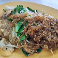 แมนโร่ผัดหมี่โคราชเจ้าเก่าดั้งเดิมหน้าวัดสระแก้ว