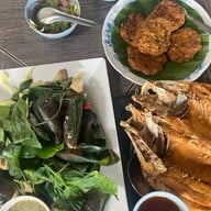 เมนูของร้าน เรือนไทยกุ้งเผา วัดเชิงเลน