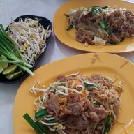 แมนโร่ผัดหมี่โคราชเจ้าเก่าดั้งเดิมหน้าวัดสระแก้ว