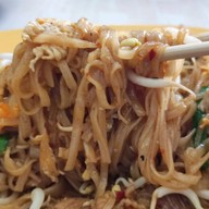 แมนโร่ผัดหมี่โคราชเจ้าเก่าดั้งเดิมหน้าวัดสระแก้ว