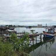 ชายเลซีฟู๊ด แอนด์ รีสอร์ท สะพานปลาชะอำ เพชรบุรี