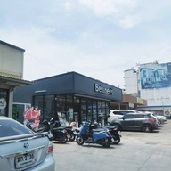 หน้าร้าน Bellinee's Bake & Brew ถ.พันท้ายนรสิงห์ พระราม 2