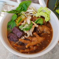 ลิ่ว ก๋วยเตี๋ยวไก่ ตลาดต้นสัก