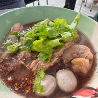 ก๋วยเตี๋ยวเนื้อตุ๋น-หมูตุ๋นบางกรวย