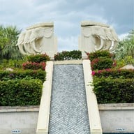 Luna Lanai Bar & Restaurant