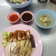 เมนูของร้าน นายวาล ก๋วยเตี๋ยวหมูตุ๋น เนื้อตุ๋น ข้าวมันไก่ สะพานควาย