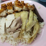 เมนูของร้าน นายวาล ก๋วยเตี๋ยวหมูตุ๋น เนื้อตุ๋น ข้าวมันไก่ สะพานควาย