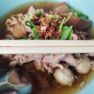 เมนูของร้าน ก๋วยเตี๋ยวเนื้อ-หมูลุงดม ตลาดปากน้ำ
