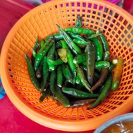 เมนูของร้าน ก๋วยเตี๋ยวเนื้อ-หมูลุงดม ตลาดปากน้ำ