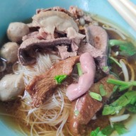 เมนูของร้าน ก๋วยเตี๋ยวเนื้อ-หมูลุงดม ตลาดปากน้ำ