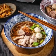 ก๋วยเตี๋ยวเรือสามแซ่บ ตลาด The Moonlight ปากน้ำ