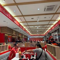 Lucky Suki (ลัคกี้ สุกี้) เดอะ พร้อม ดินแดง