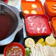 Lucky Suki (ลัคกี้ สุกี้) เดอะ พร้อม ดินแดง