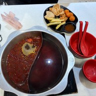 Lucky Suki (ลัคกี้ สุกี้) เดอะ พร้อม ดินแดง