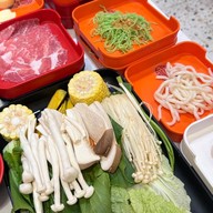 Lucky Suki (ลัคกี้ สุกี้) เดอะ พร้อม ดินแดง