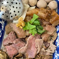 ก๋วยเตี๋ยวเนื้อตุ๋น เฮียจั๊วเซียนตุ๋น ศูนย์อาหาร Just Food