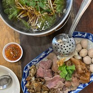 ก๋วยเตี๋ยวเนื้อตุ๋น เฮียจั๊วเซียนตุ๋น ศูนย์อาหาร Just Food