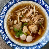 ก๋วยเตี๋ยวเนื้อตุ๋น เฮียจั๊วเซียนตุ๋น ศูนย์อาหาร Just Food