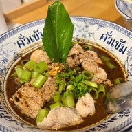 เมนูของร้าน ก๋วยเตี๋ยวเรือคั่วเข้ม ฉะเชิงเทรา