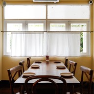 ปูนแดงแกงร้อน Thai Cuisine สาทร