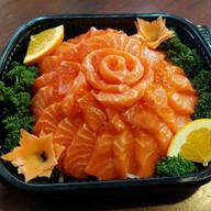 มุมตึกซูชิและก๋วยเตี๋ยวบ้านๆ