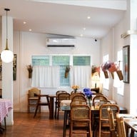 ปูนแดงแกงร้อน Thai Cuisine สาทร