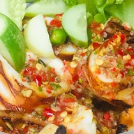 ร้านปลาหมึกย่างใบบัวหลังมอ