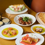 HALFWAY Brunch & Bar งามดูพลี