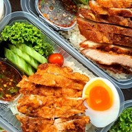 ข้าวไก่ย่าง+หมูย่างน้ำจิ้มแจ่วรสเด็ด