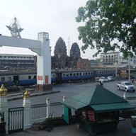 บรรยากาศ พระปรางค์สามยอด