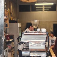 ผู้ชายขายกาแฟ