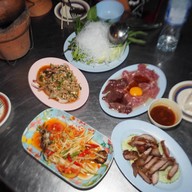 (ป๋าสันต์)ครัวอีสาน ติดกับปั้ม ปตท.