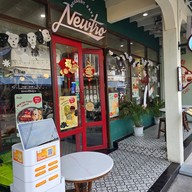 หน้าร้าน Newtro Cafe กาแฟ ขนมหวาน โทสต์ เค้ก อาหารเช้า บรรทัดทอง