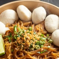 หมี่ไก่ฉีก หมี่คลุกซอสโบราณ สาขา1 by oilzii