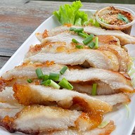 อีส้ม อีสานแซ่บ แจ่วฮ้อน หมูกระทะ ลานจอดรถเดียวกับ12บาร์