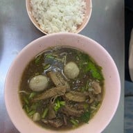 เมนูของร้าน อาเหลียง ก๋วยเตี๋ยวเนื้อตุ๋น ประชานิเวศน์