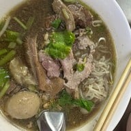 เมนูของร้าน อาเหลียง ก๋วยเตี๋ยวเนื้อตุ๋น ประชานิเวศน์