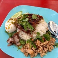 กินกัน ข้าวหมูย่าง( เส้นแซ่บ) ถนนนางลิ้นจี่