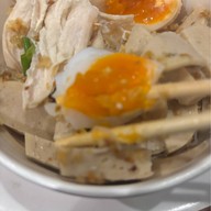 คั่วหอม ก๋วยเตี๋ยวคั่วไก่ห้าแยก เยาวราช ถนนนราธิวาสราชนครินทร์