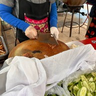 กินกัน ข้าวหมูย่าง( เส้นแซ่บ) ถนนนางลิ้นจี่