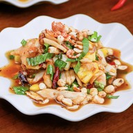 ไท่ไท่ ทองอินทร์ (Taitai thongin)   ข้าวซอย/น้ำเงี้ยว/ร้านฮาลาล/โรตี -