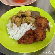 เมนูของร้าน ร้านข้าวแกงต้นโพธิ์(แกงเขียวหวานเนื้อวัว)เจ้าเก่าขายตรงนี้มากว่า40กว่าปี