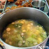 ร้านข้าวแกงต้นโพธิ์(แกงเขียวหวานเนื้อวัว)เจ้าเก่าขายตรงนี้มากว่า40กว่าปี