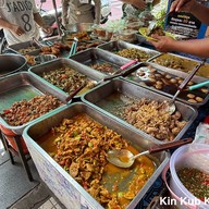 ร้านข้าวแกงต้นโพธิ์(แกงเขียวหวานเนื้อวัว)เจ้าเก่าขายตรงนี้มากว่า40กว่าปี