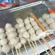 ลูกชิ้นปิ้ง BTS สนามเป้า ทางออก 3