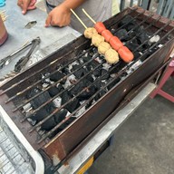 ลูกชิ้นปิ้ง BTS สนามเป้า ทางออก 3