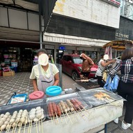 ลูกชิ้นปิ้ง BTS สนามเป้า ทางออก 3