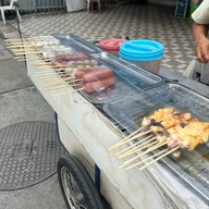 ลูกชิ้นปิ้ง BTS สนามเป้า ทางออก 3